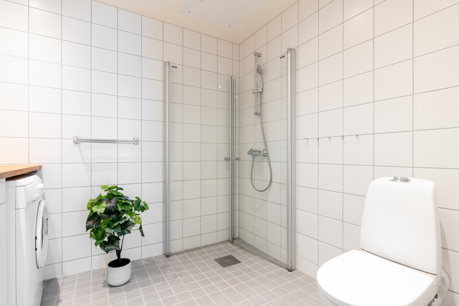 Videre er det vegghengt toalett og dusjhjørne med innfellbare dører som frigjør plass på gulvet. Galleribilde