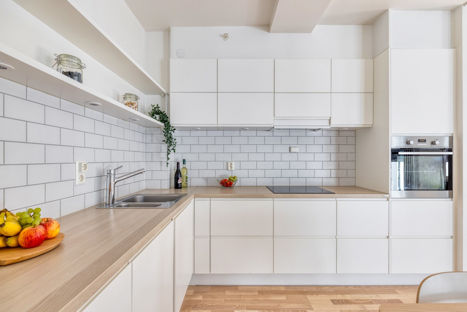 Videre er det integrerte hvitevarer som komfyr, kjøl/frys, platetopp og oppvaskmaskin som medfølger. Galleribilde