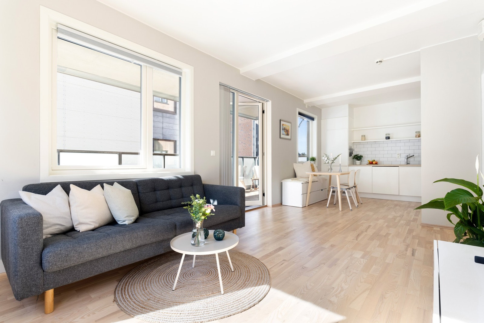 Stuen og kjøkkenet ligger i en åpen løsning, noe som gir et sosialt og hyggelig allrom. Galleribilde