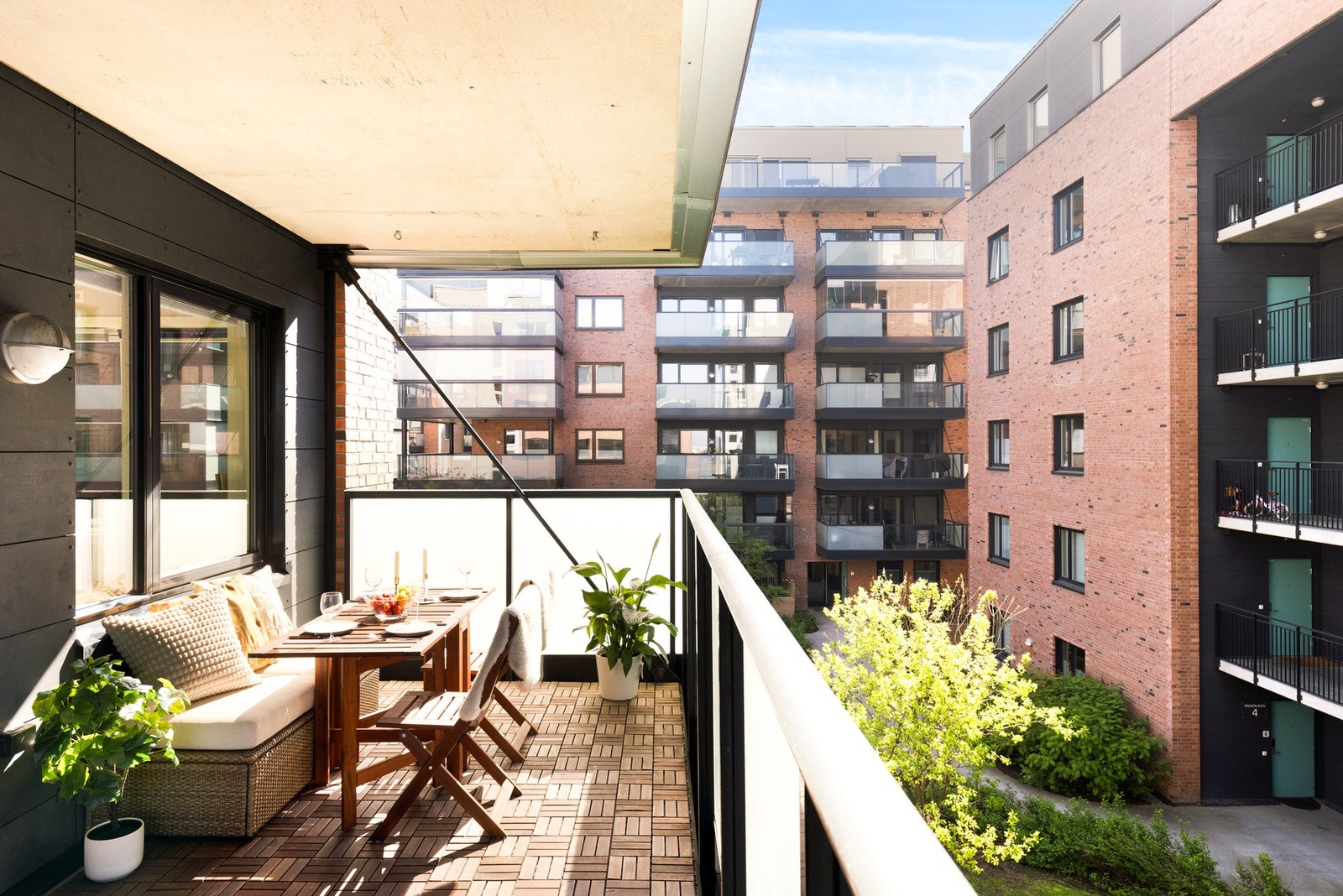 Lyst kjøkkenhjørne med mye skap- og benkeplass. Galleribilde