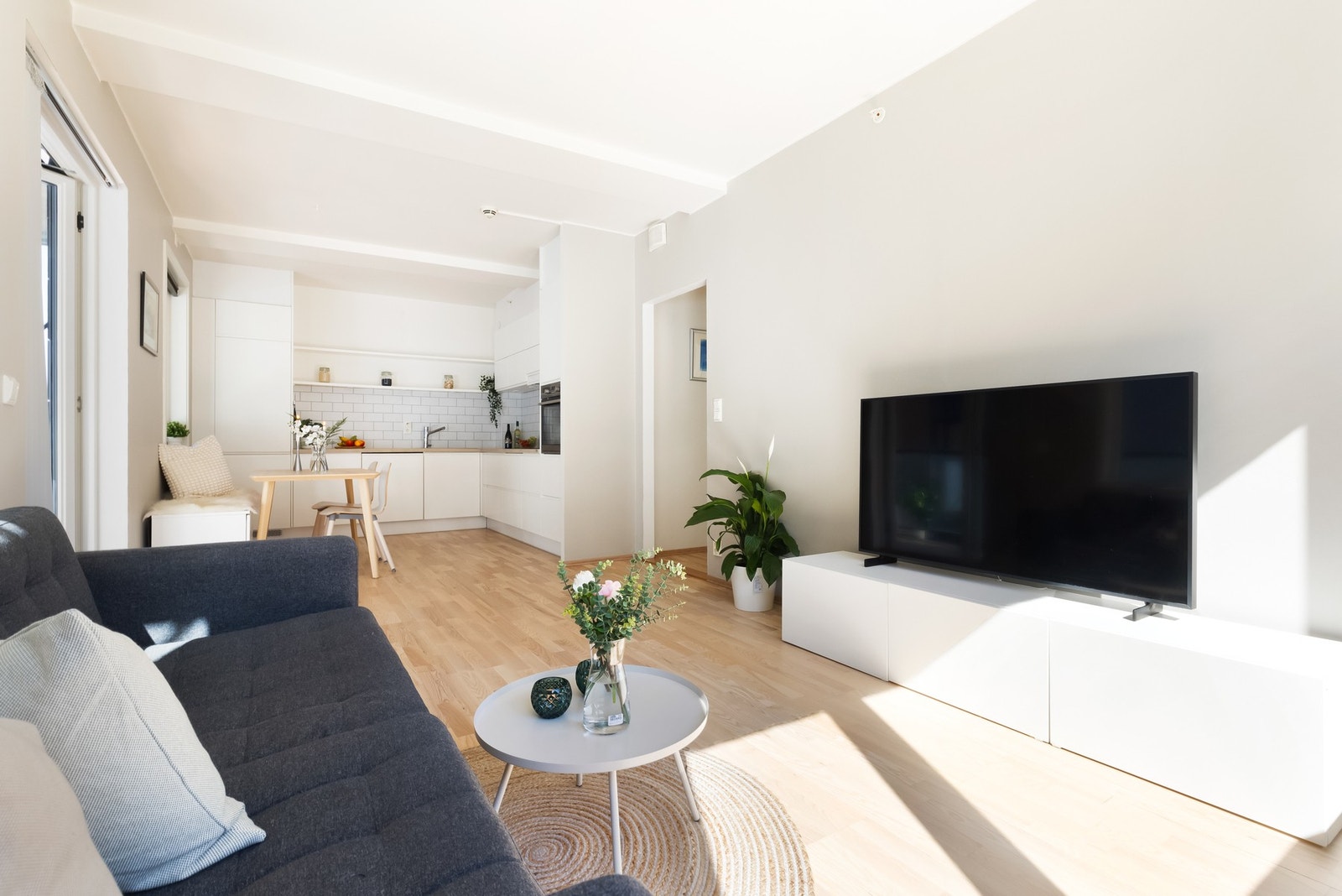 Oppholdsrommet har en fin planløsning med naturlig soneinndeling. Galleribilde