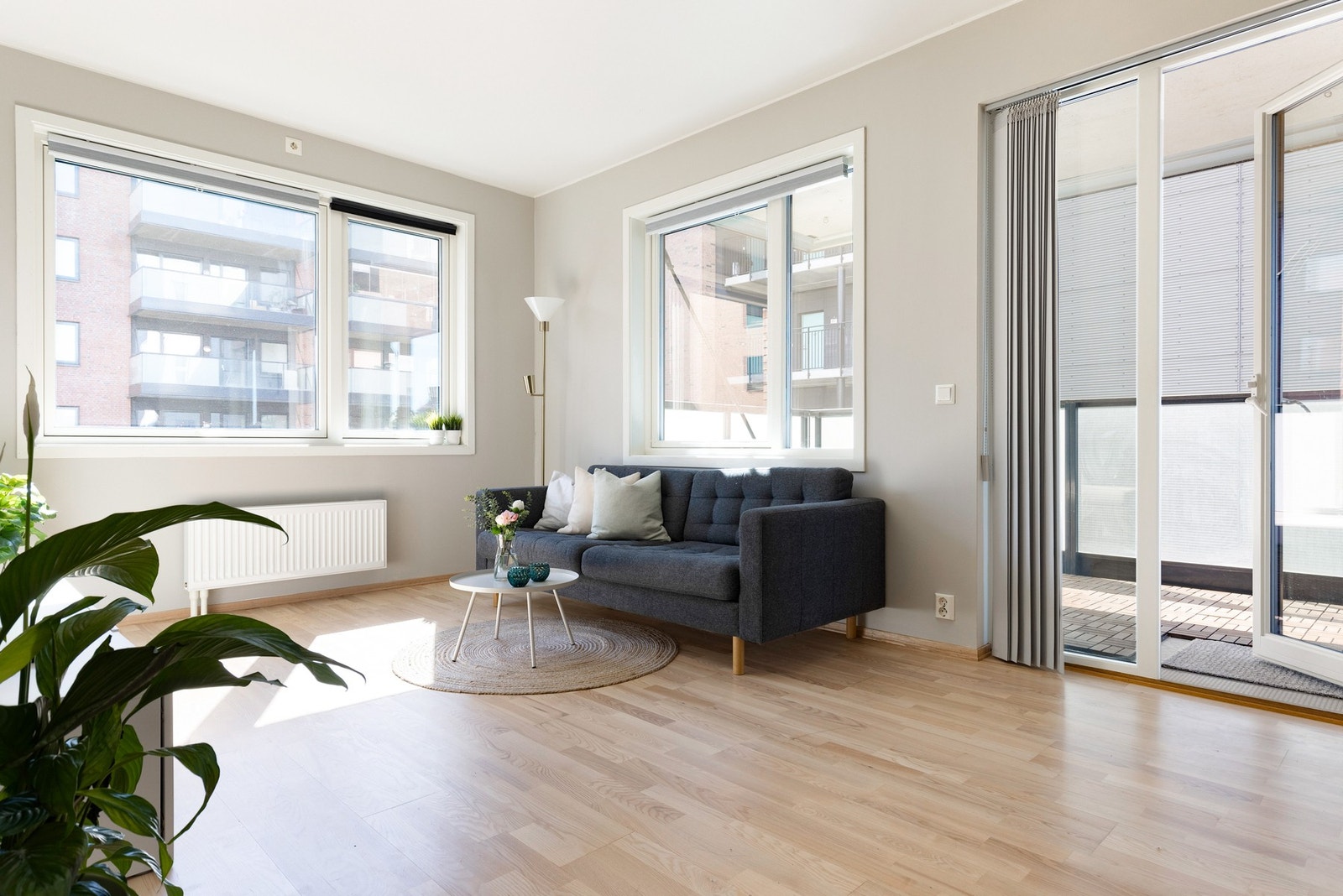 Dette er en moderne og lys 3-roms andelsleilighet fra 2014 med solrik balkong på 16 kvm. Galleribilde