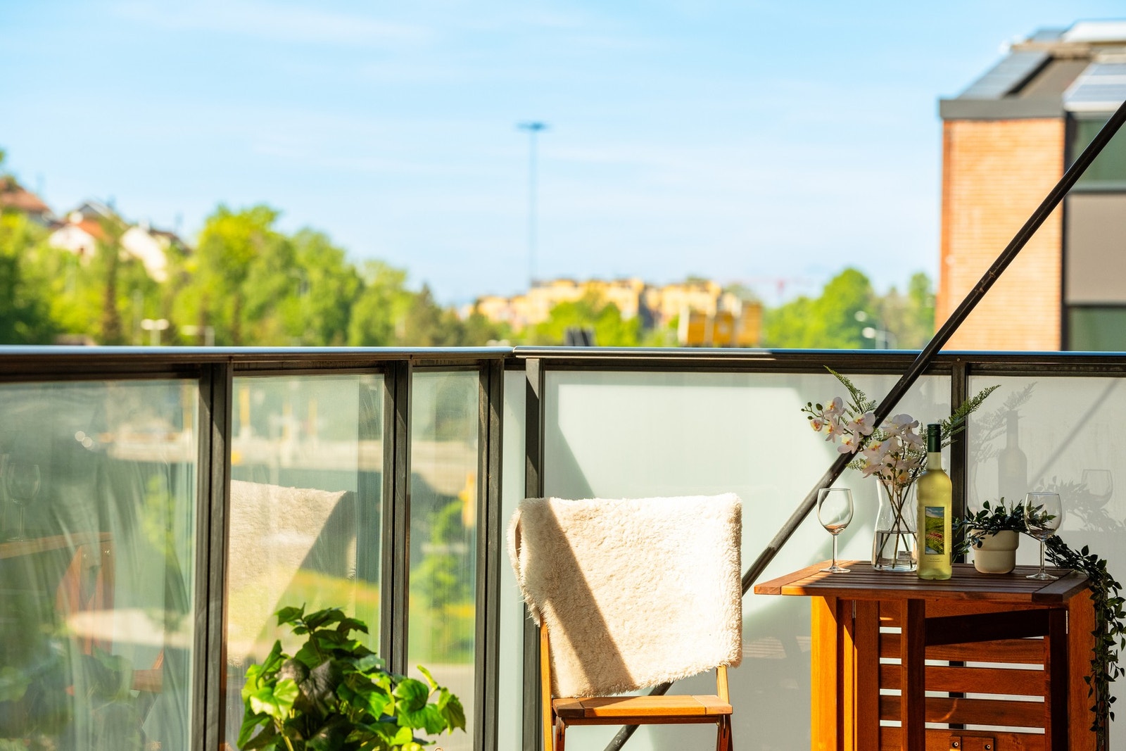 Her er det god plass til balkongmøblement, grill og beplantning. Det er tillatt med både gass- og elektrisk grill på balkongen. Galleribilde