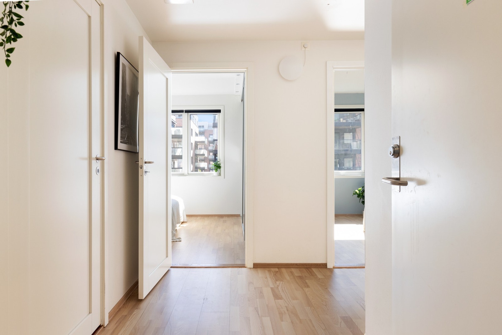 Når inngangsdøren åpnes møtes du av en lys entré med parkett på gulv. Galleribilde