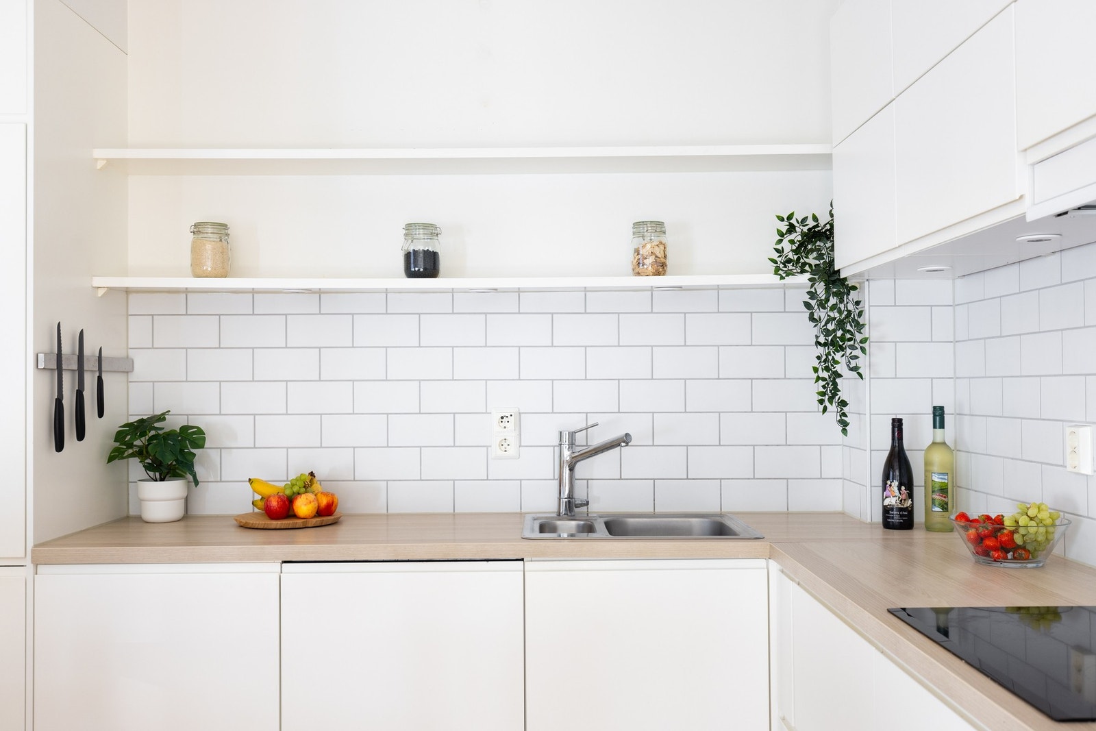 Innredningen består av glatte fronter med laminat benkeplate, nedfelt oppvaskkum med ett-greps blandebatteri samt fliser over benk. Galleribilde