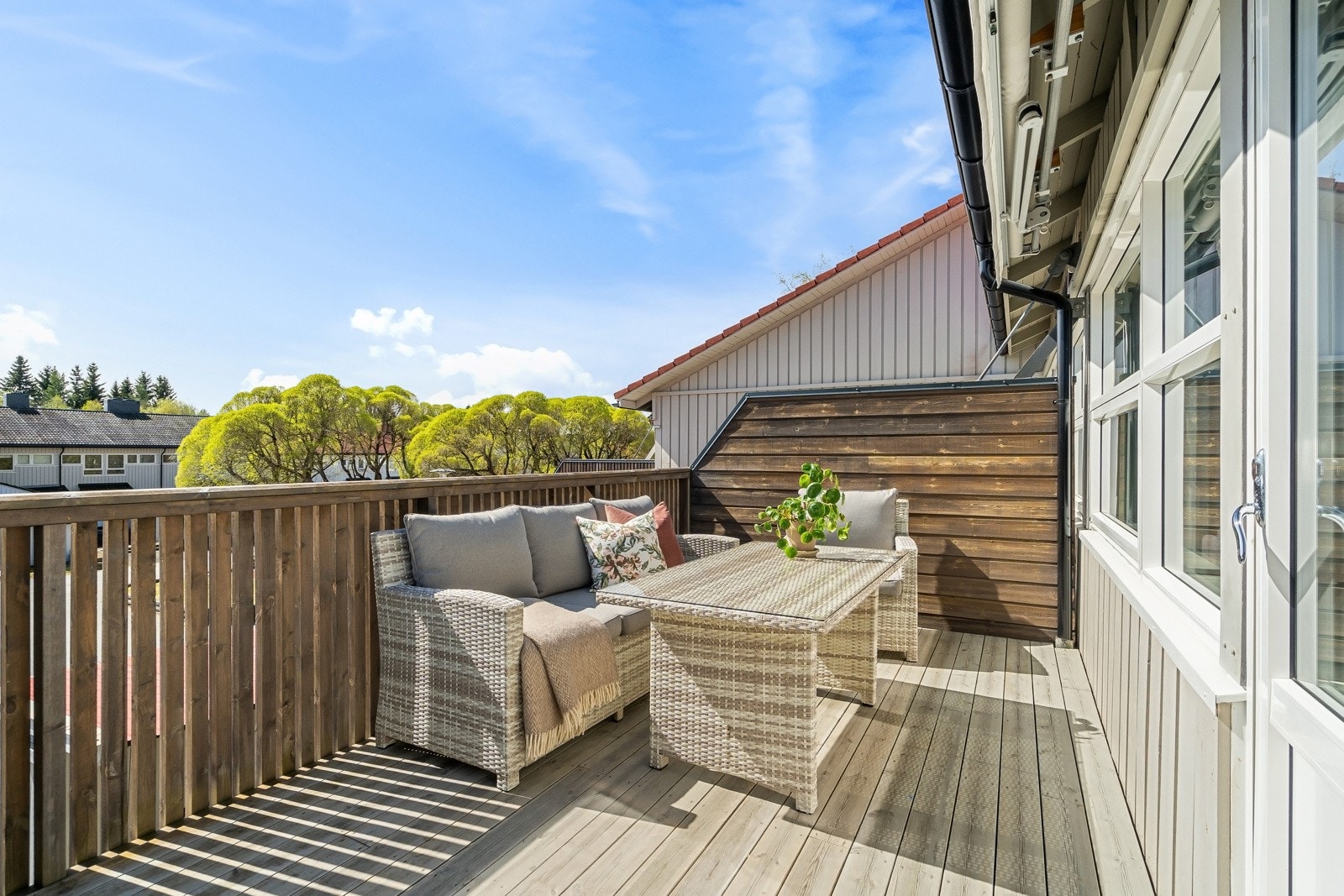 Stuen har utgang til en sørvendt balkong med god plass til utemøblement. Galleribilde