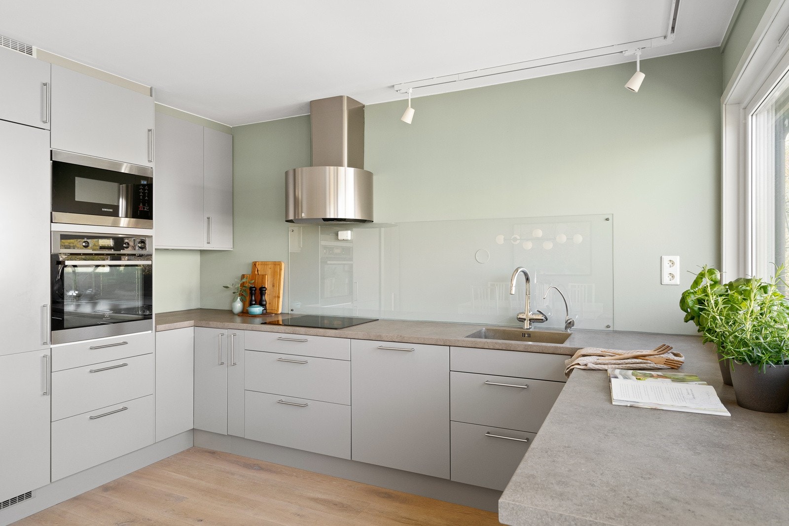 Stilren og moderne kjøkkeninnredning fra Epoq. Galleribilde