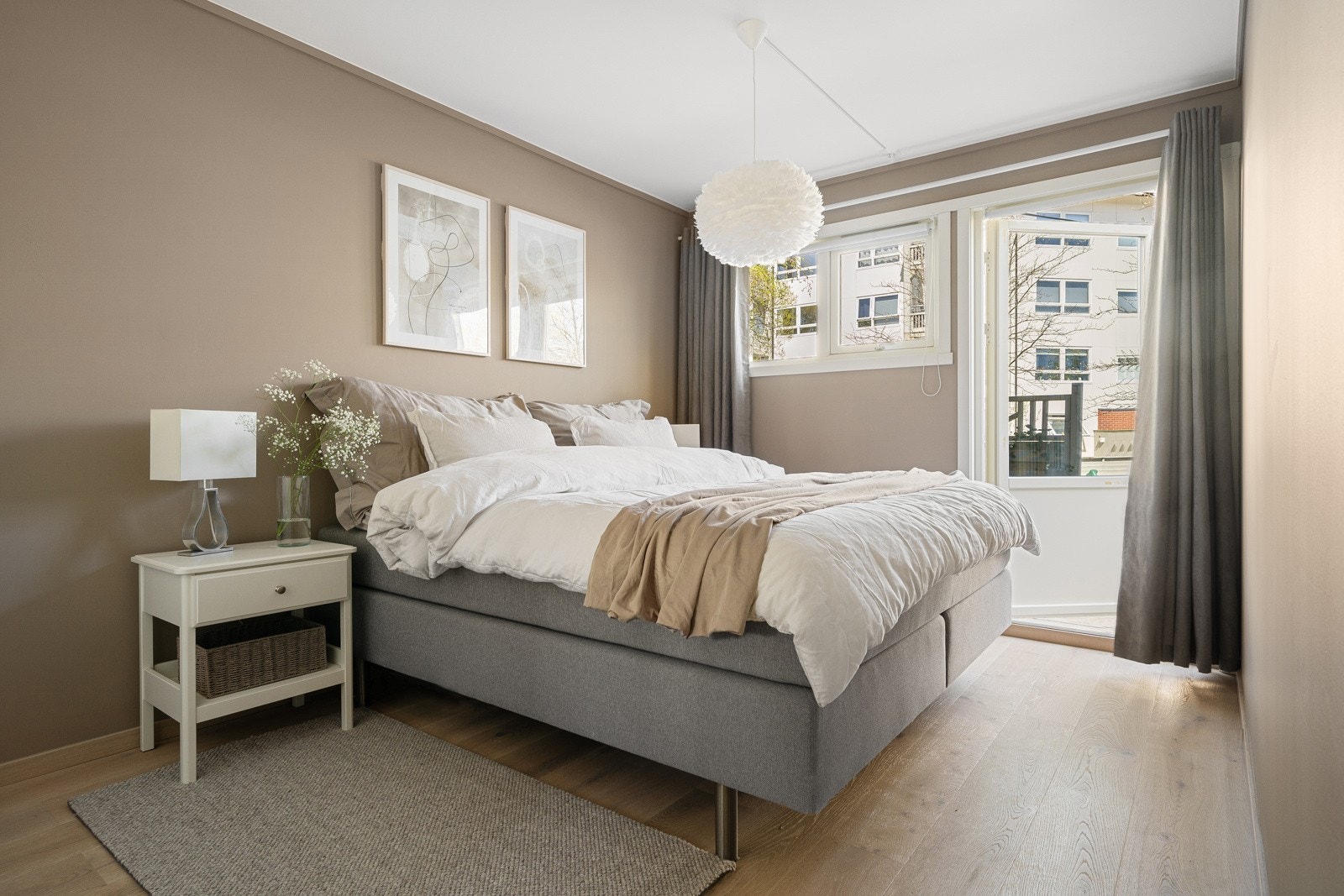 Lyst og innbydende hovedsoverom på ca.11 kvm. Galleribilde