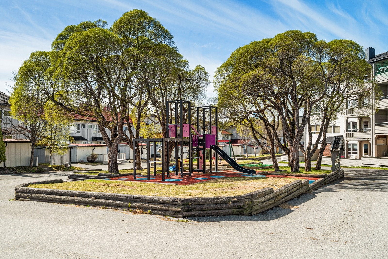 Pent opparbeidet lekeplass på tunet. Galleribilde
