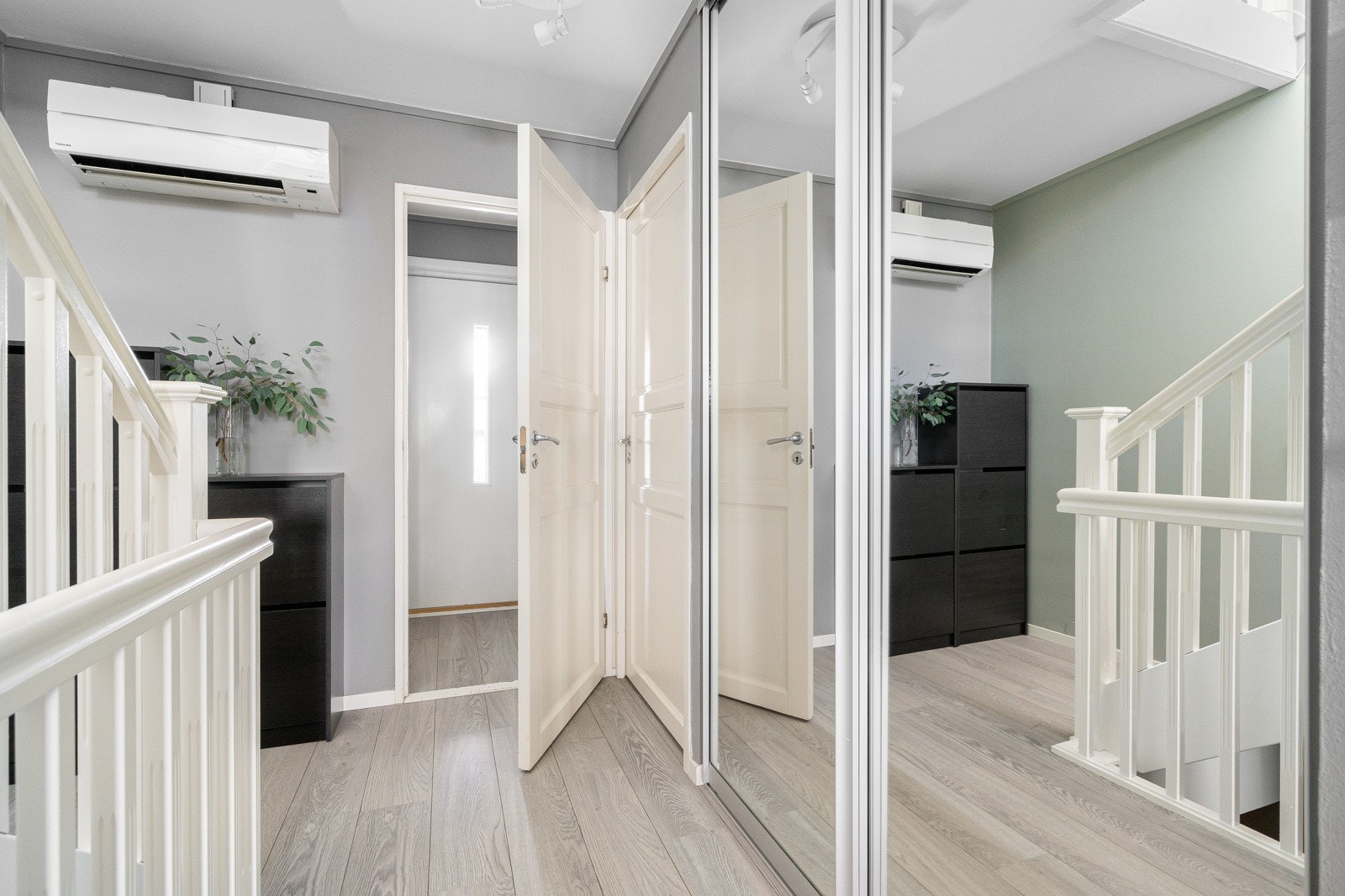 I gangen er det gode oppbevaringsmuligheter. Galleribilde