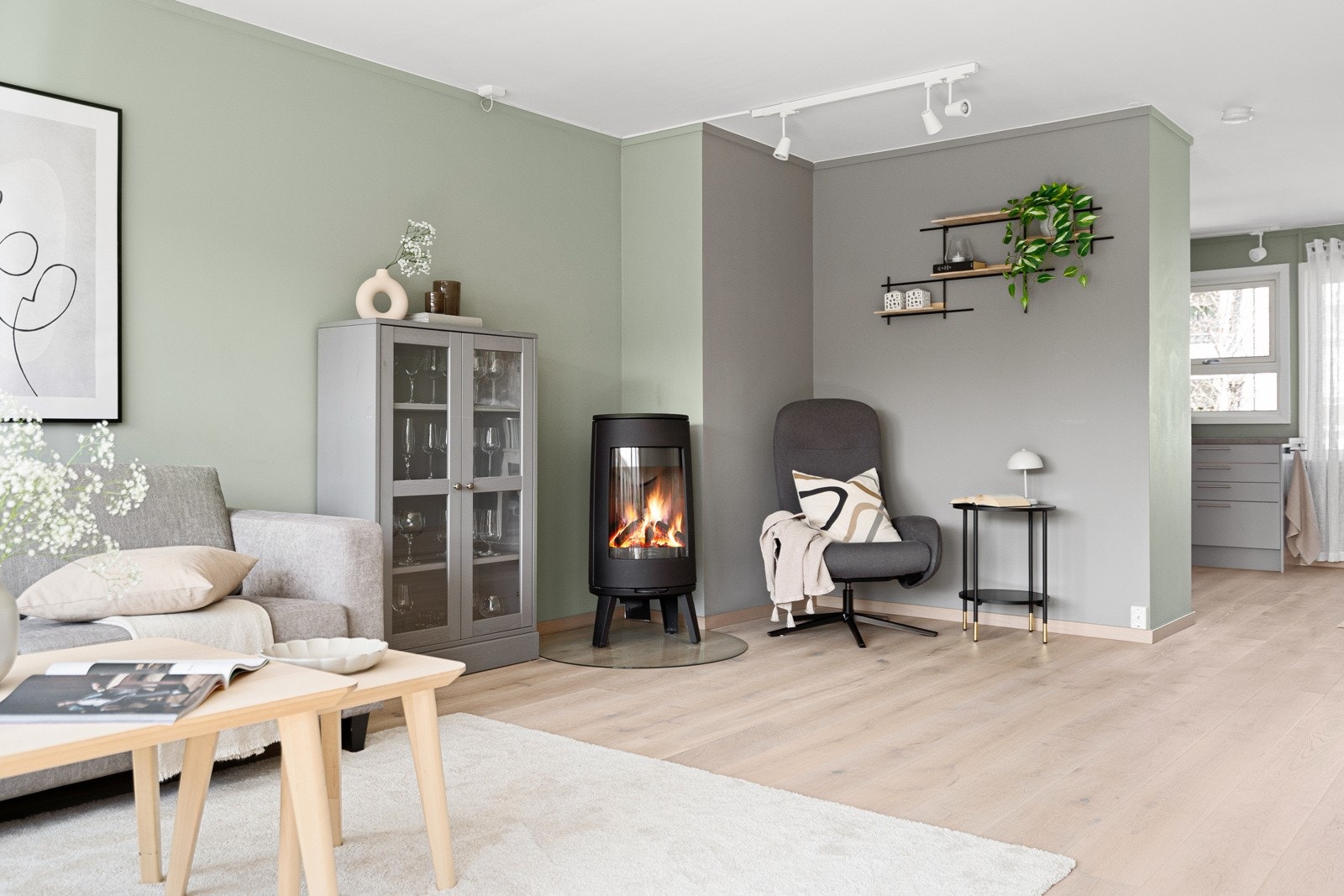 I stuen er det en vedovn som varmer godt på kaldere dager. Galleribilde