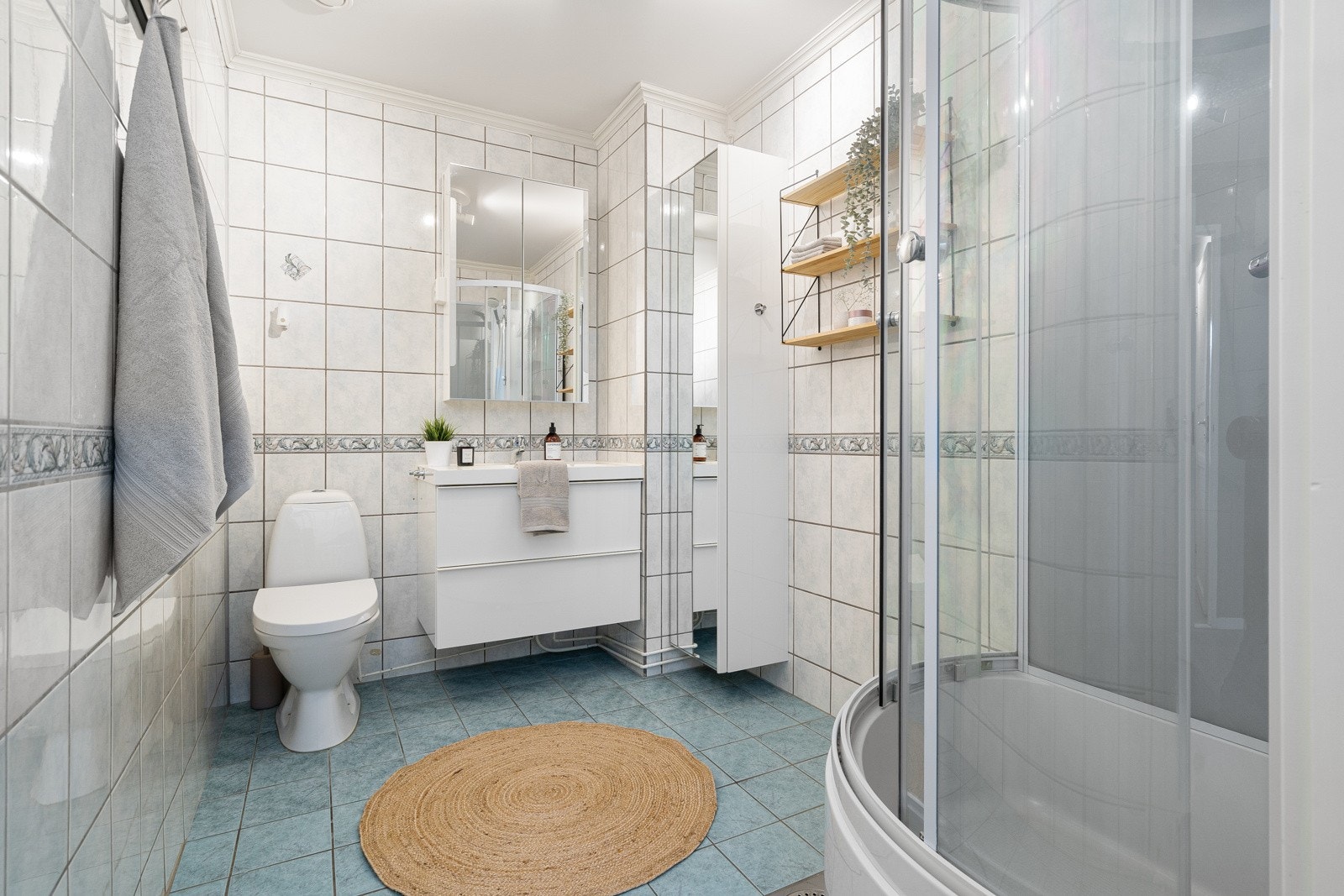 Baderom med flislagte vegger og gulv med gulvvarme. Galleribilde