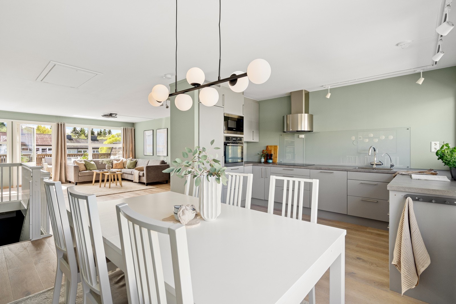 Det er god plass til spisegruppe ved kjøkken, som gjør matlagingen sosial og innbyr til sosiale kvelder. Galleribilde