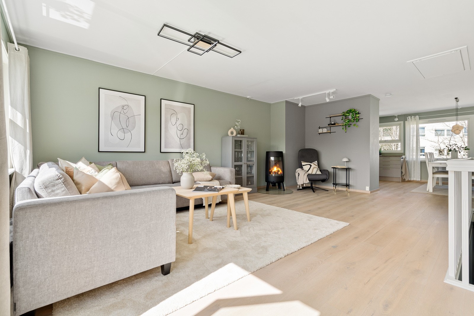 Stuen er malt i en lys, nøytral farge som gjør det enkelt å sette sitt personlige preg på rommet gjennom pynt og interiør. Galleribilde