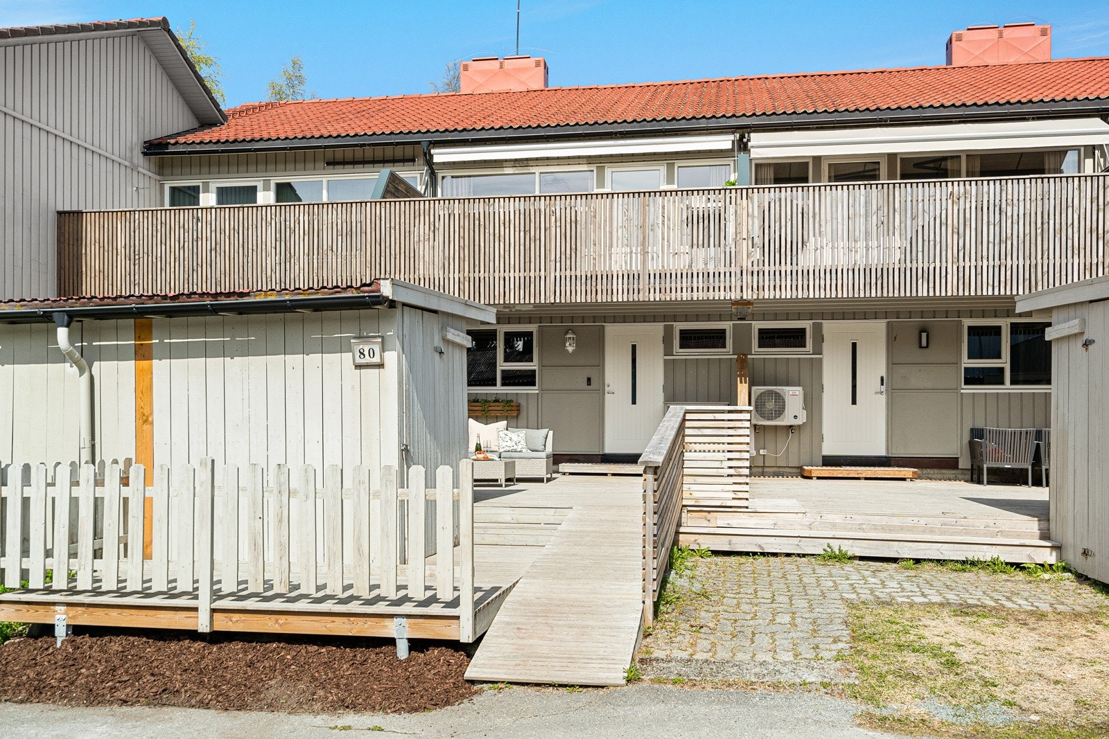 Boligen har også en utvendig bod som gir godt med oppbevaringsmuligheter. Galleribilde