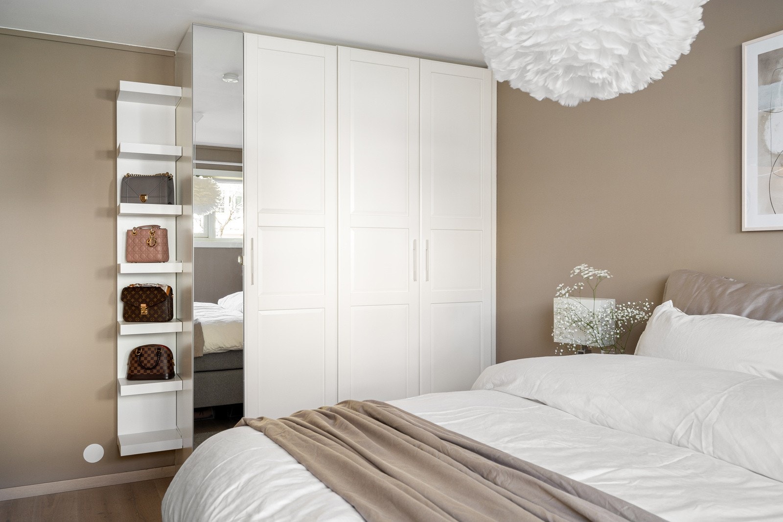 Det er god plass til garderobeløsning og annet møblement. Galleribilde