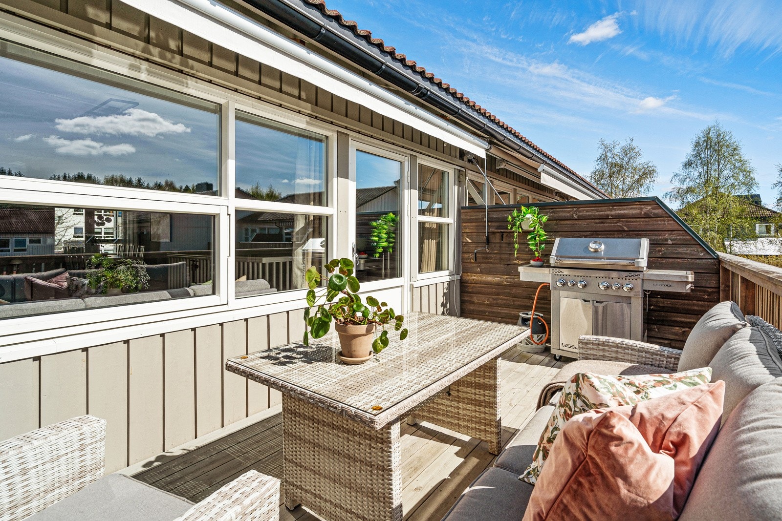 På balkongen kan man nyte solen på fine sommerdager. Galleribilde