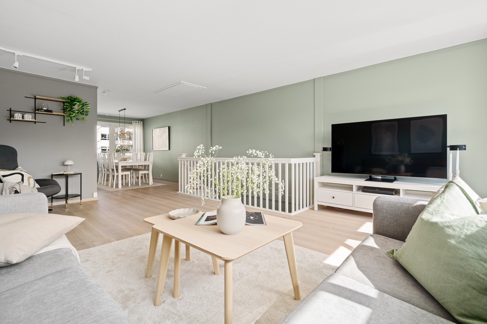 Stuen er naturlig inndelt i ulike brukssoner, og det passer utmerket å innrede med spisebord utenfor kjøkkenet. Galleribilde