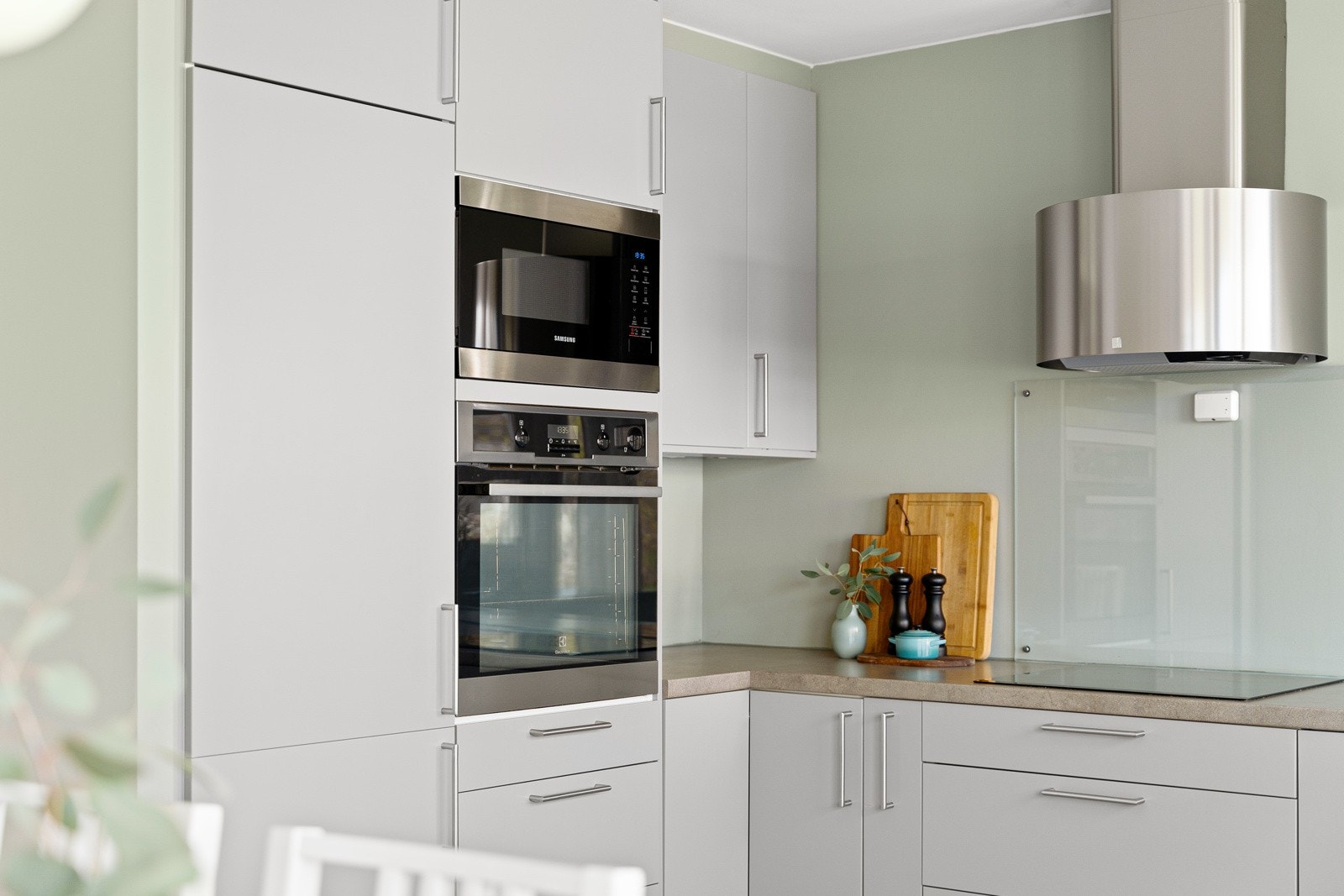 Kjøkkenet er utstyrt med integrert stekeovn, platetopp, oppvaskmaskin, mikrobølgeovn og kjøleskap. Galleribilde