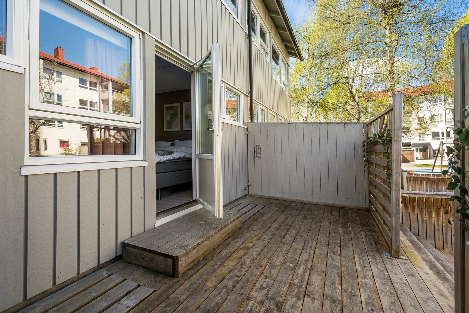 Fra soverommet har man utgang til en stor og romslig terrasse. Galleribilde