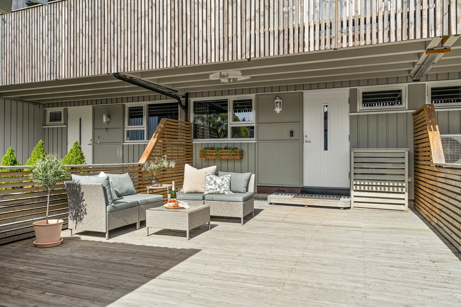 Innbydende inngangsparti med plass til sittegruppe. Galleribilde