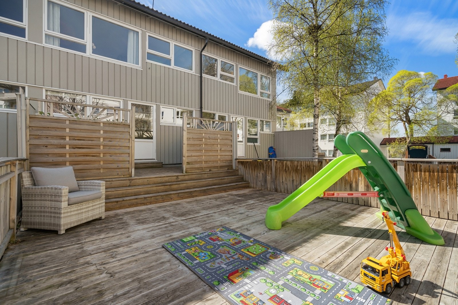 Terrassen er på ca. 40 kvm. og kan enkelt møbleres etter ønske og behov. Galleribilde