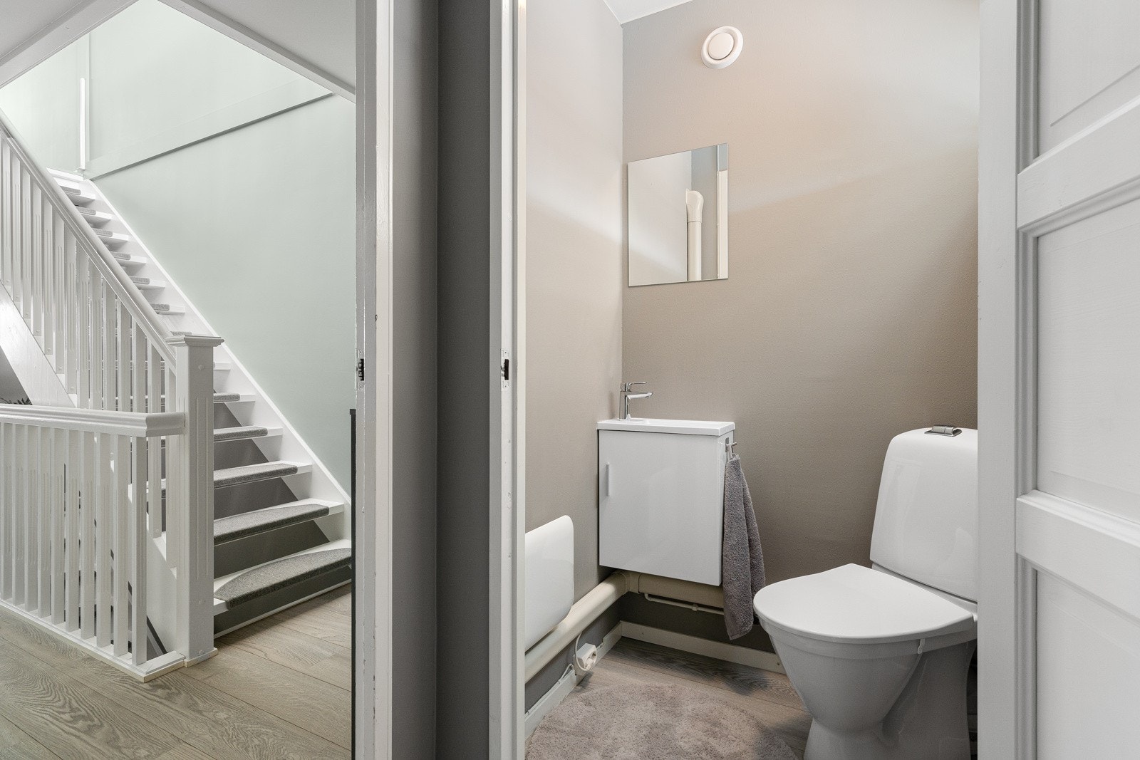 Praktisk toalettrom ved entrèen. Galleribilde