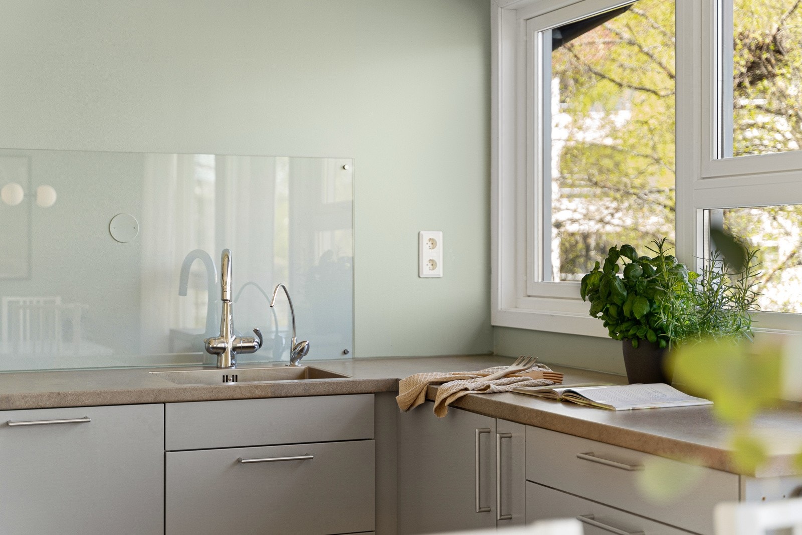 Store vindusflater gjør at kjøkkenet oppleves som lyst og luftig. Galleribilde