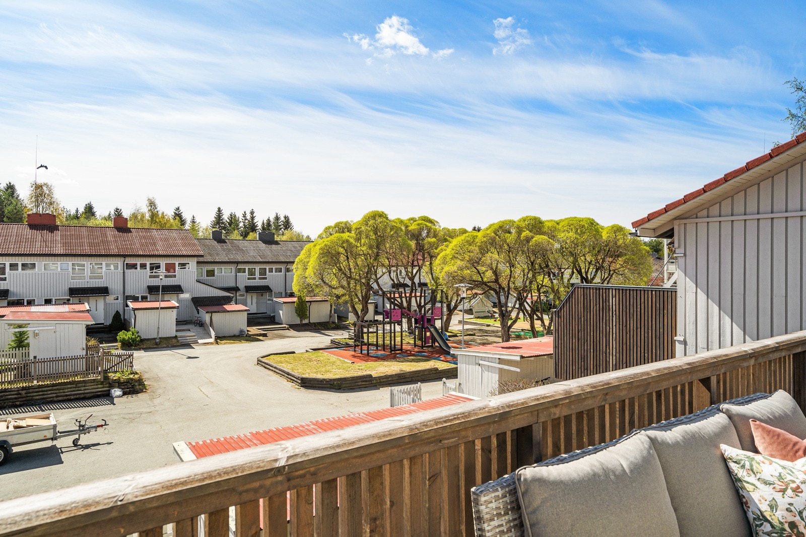 Fra balkongen har du utsikt mot et velstelt og fint nabolag i rolige omgivelser. Galleribilde
