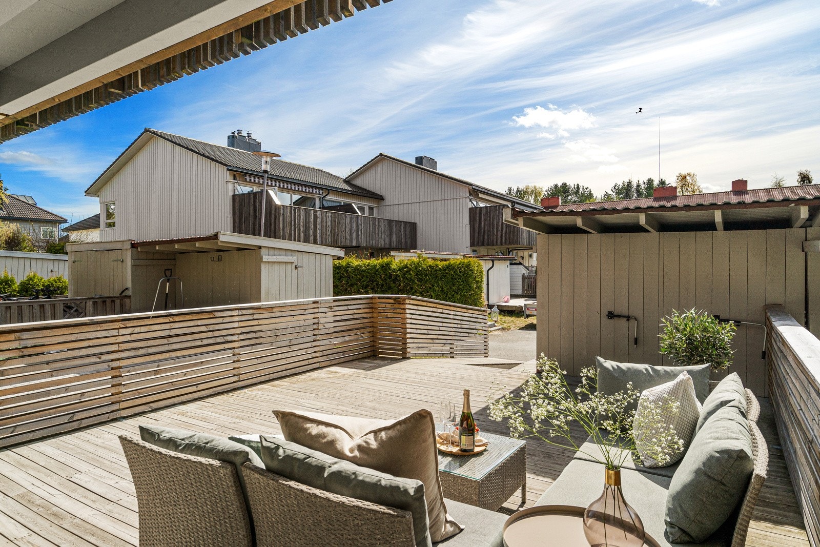 Ved inngangspartiet har man en sørvendt terrasse på 43 kvm. Galleribilde