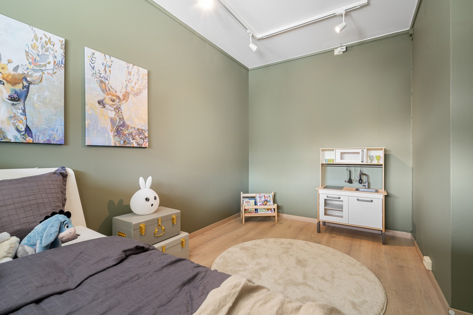 Soverom 2 er på 8 kvm og har plass til både seng og tilhørende møblement. Galleribilde