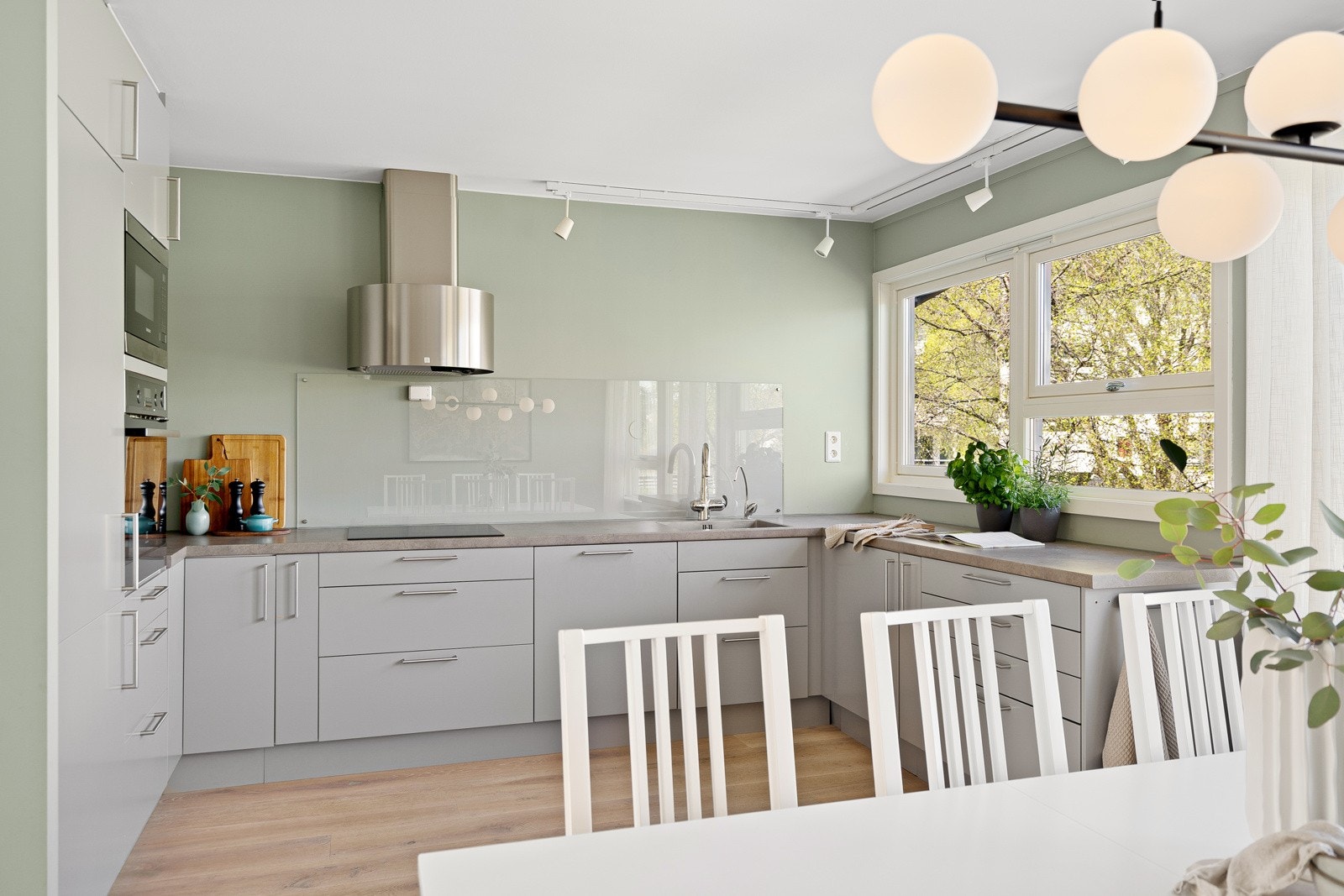 Kjøkkenet er godt utbygget med skap, skuff og benkeplass som gjør det enkelt å tilberede måltider. Galleribilde