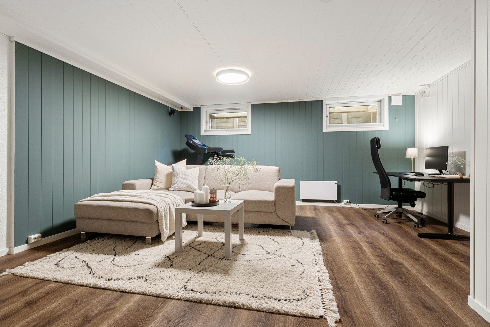 Underetasjen blir i dag brukt som kjellerstue (ikke omsøkt eller godkjent), vaskerom, og to boder. Galleribilde