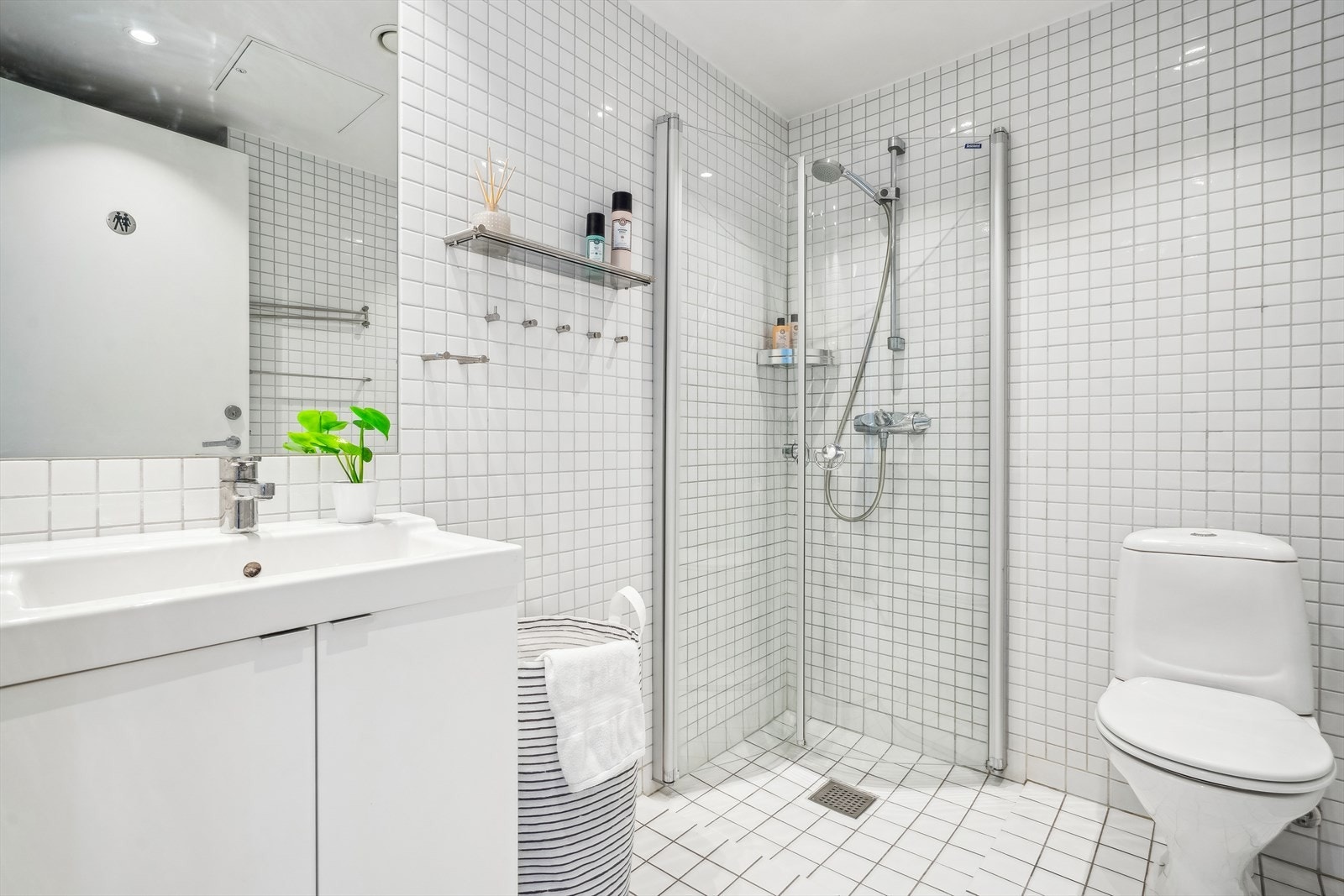 Pent flislagt bad av god størrelse! Badet er rehabilitert i 2005 og har opplegg til vaskemaskin. Galleribilde