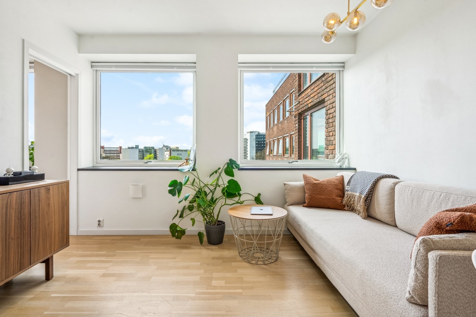 Leiligheten ligger i byggets 7.etasje med direkte heisadkomst og vender mot bakgård med fin utsikt. Galleribilde