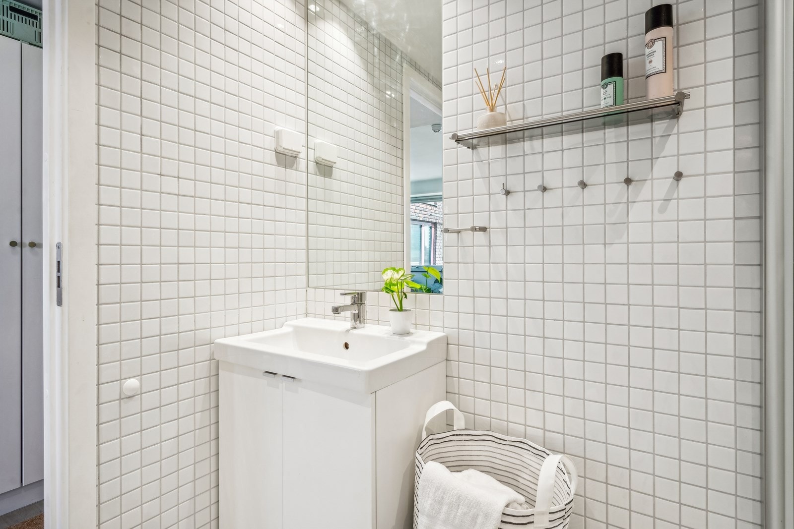 Badet er bestående av servant med underskap, innfliset speil, gulvmontert klosett, dusjhjørne med svingbare glassdører. Galleribilde