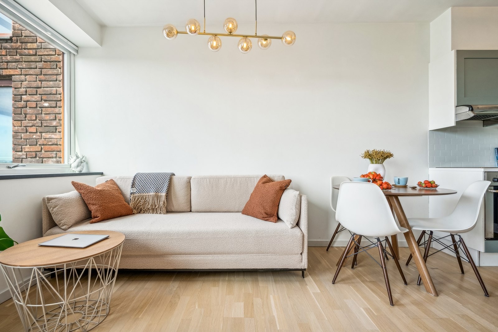 Stuen har en naturlig plass til sofagruppe og spisebord. Galleribilde
