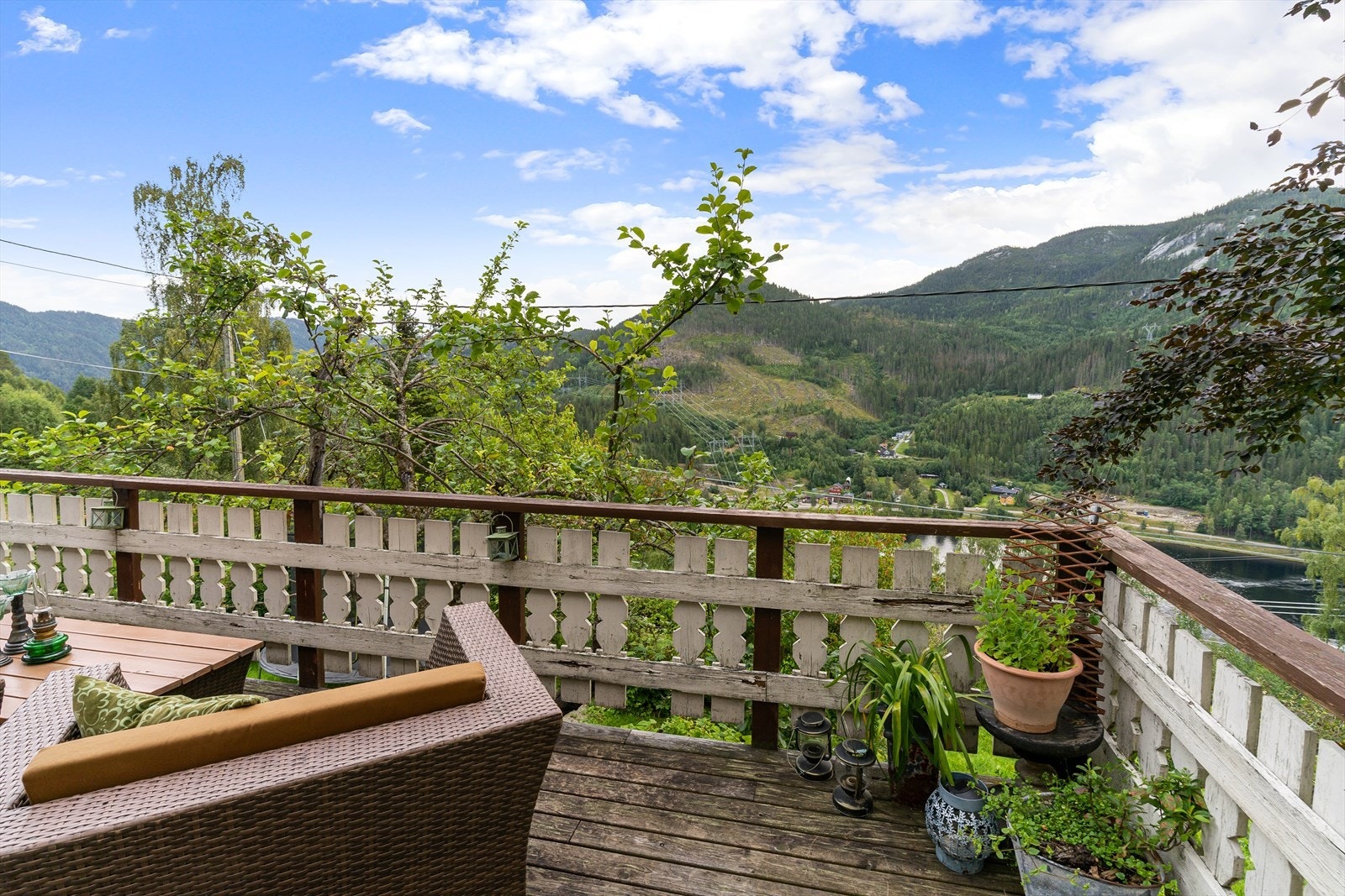 Terrasse utenfor stue i 1. etasje. Galleribilde