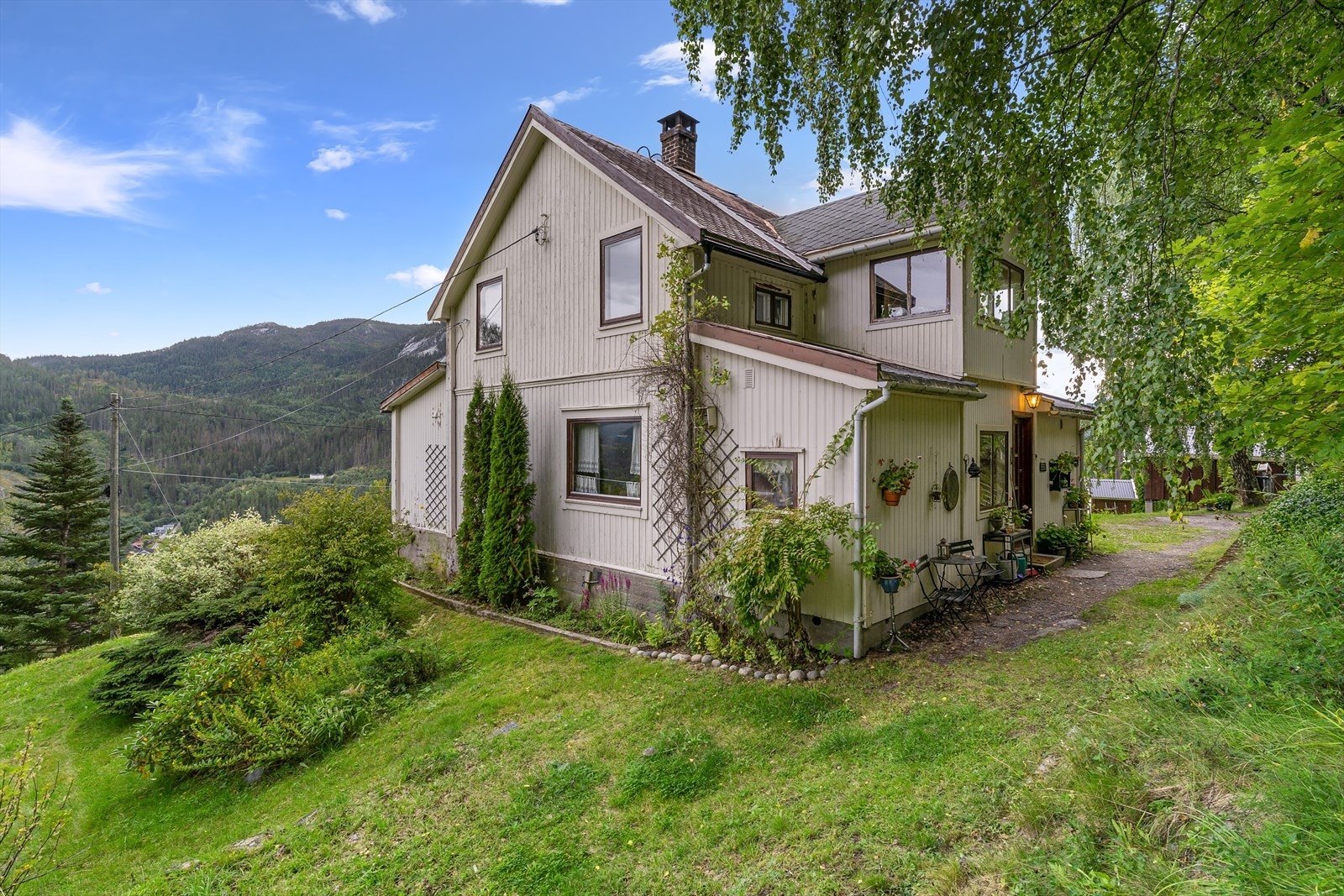 Rågrendvegen 107 består av enebolig og en eldre garasje. Galleribilde