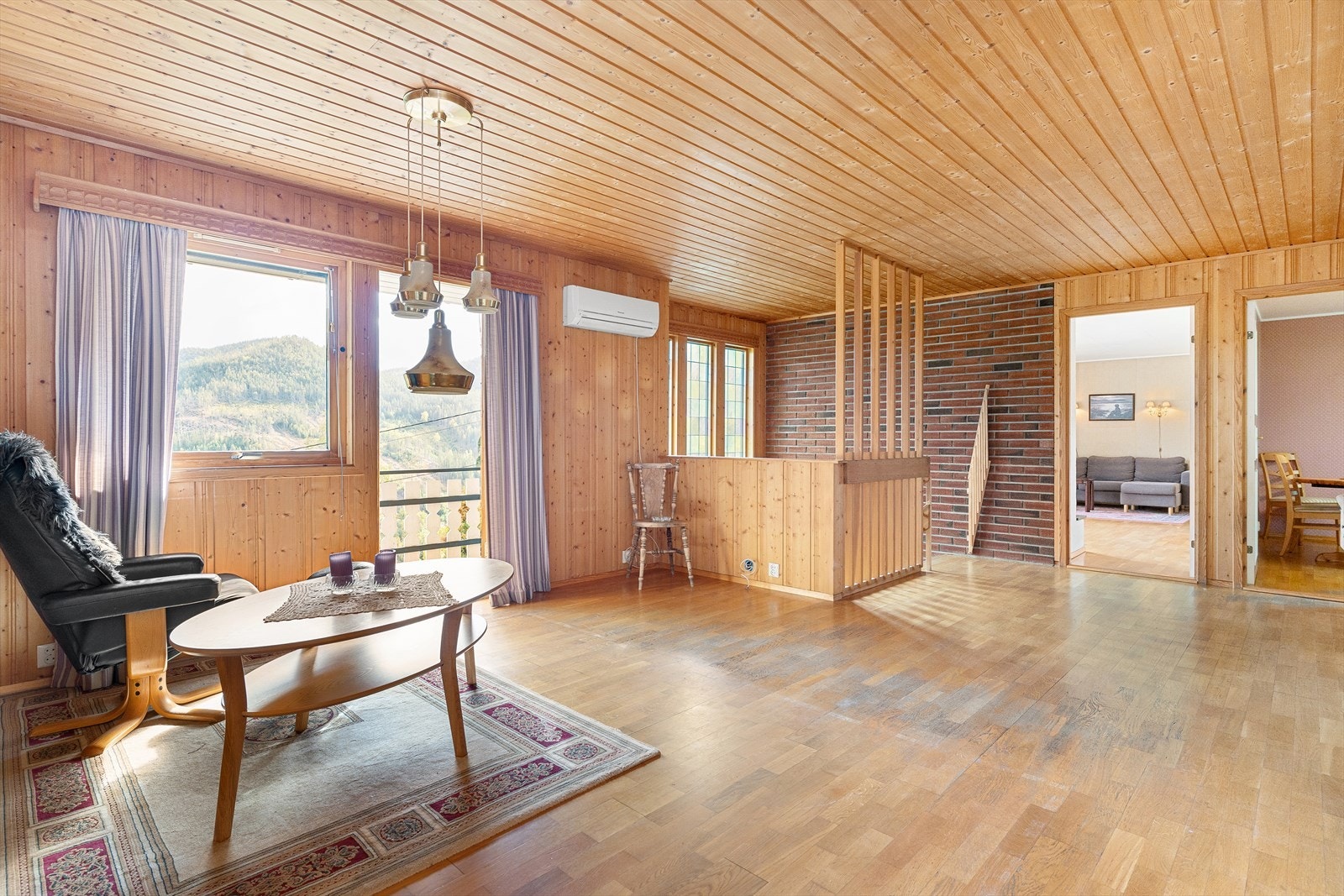 I hovedetasjen kommer man opp i stue med utgang til terrassen. Her er det også installert varmepumpe. Galleribilde