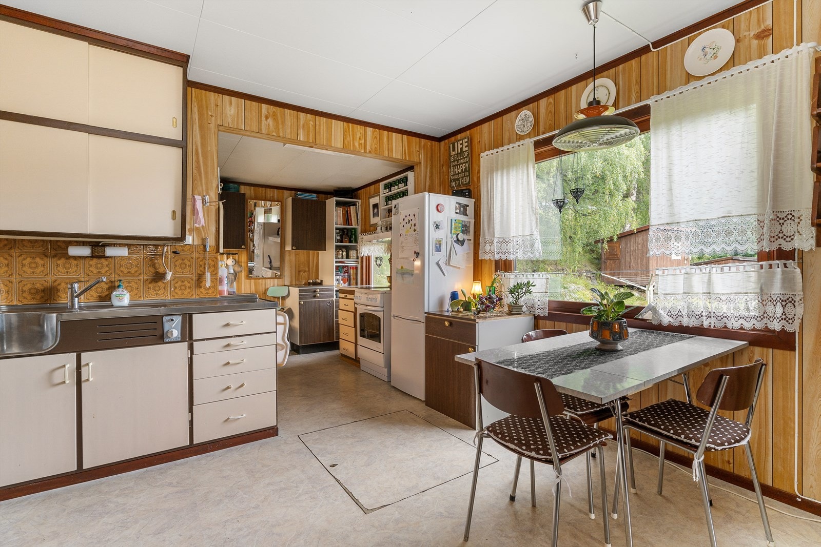 Stort kjøkken med eldre innredning hvor det må påregnes oppgraderinger av både overflater og innredning. Galleribilde