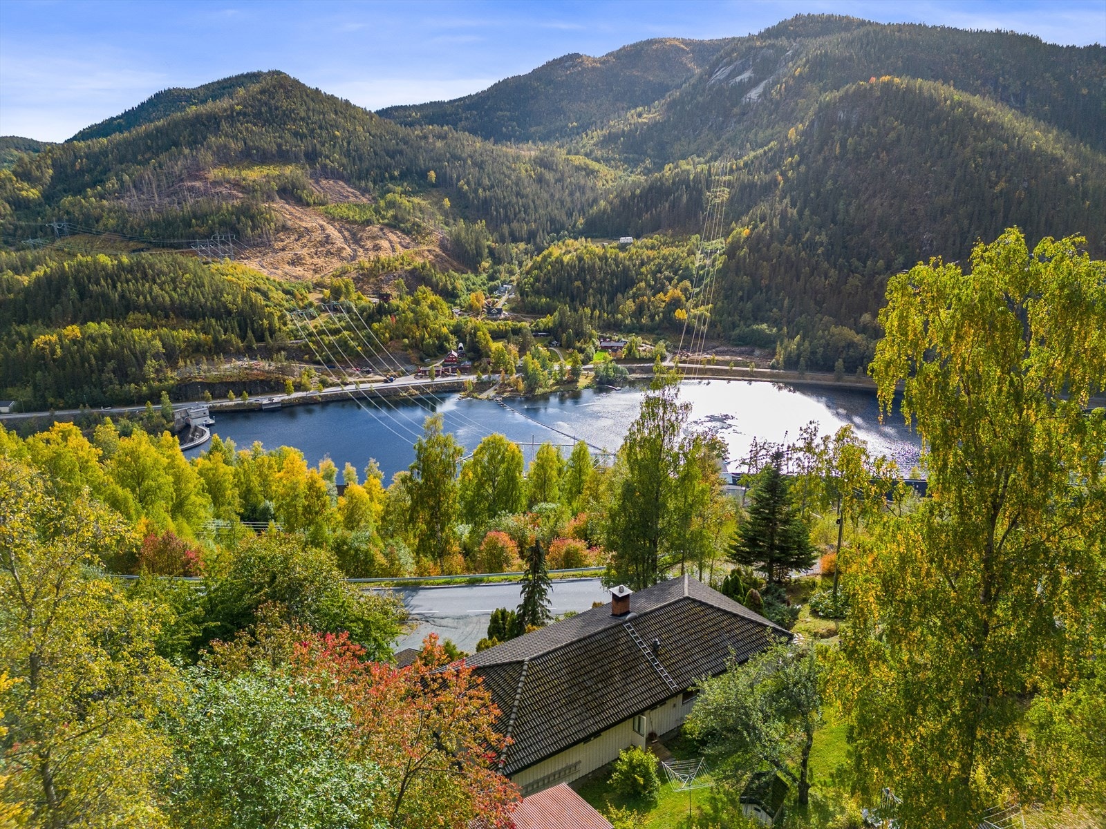 Eiendommen ligger fint til ovenfor Rødberg sentrum med flott utsikt! Galleribilde