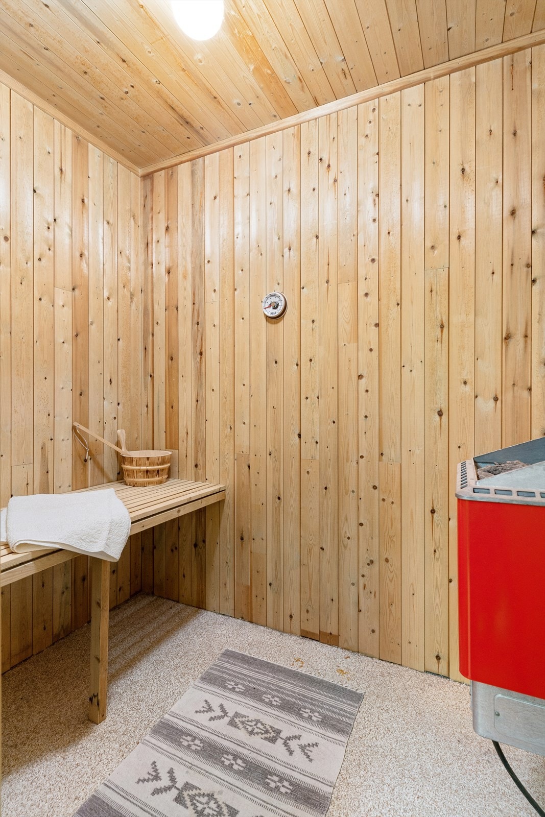 Innenfor badet er det badstue med elektrisk ovn. Galleribilde