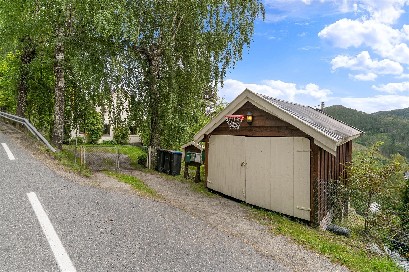 Garasjen er plassert ved innkjøringa til eiendommen. Galleribilde