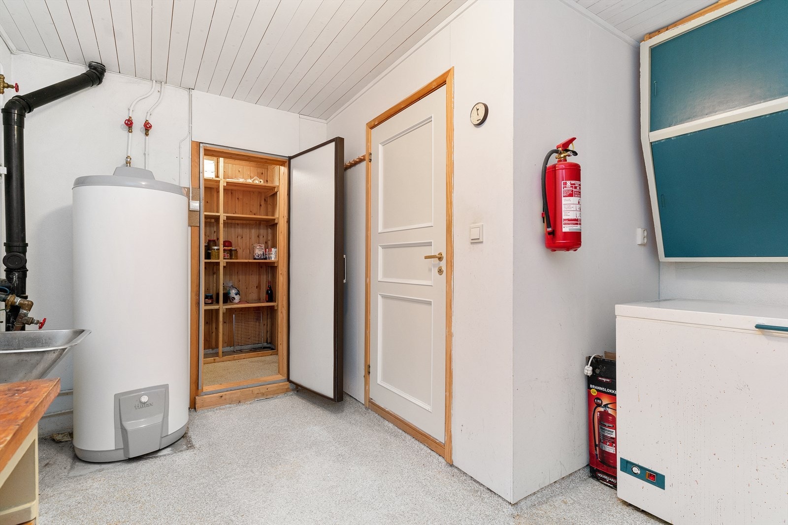 Vaskeromteknisk rom med adkomst til eget kjølerom. Galleribilde