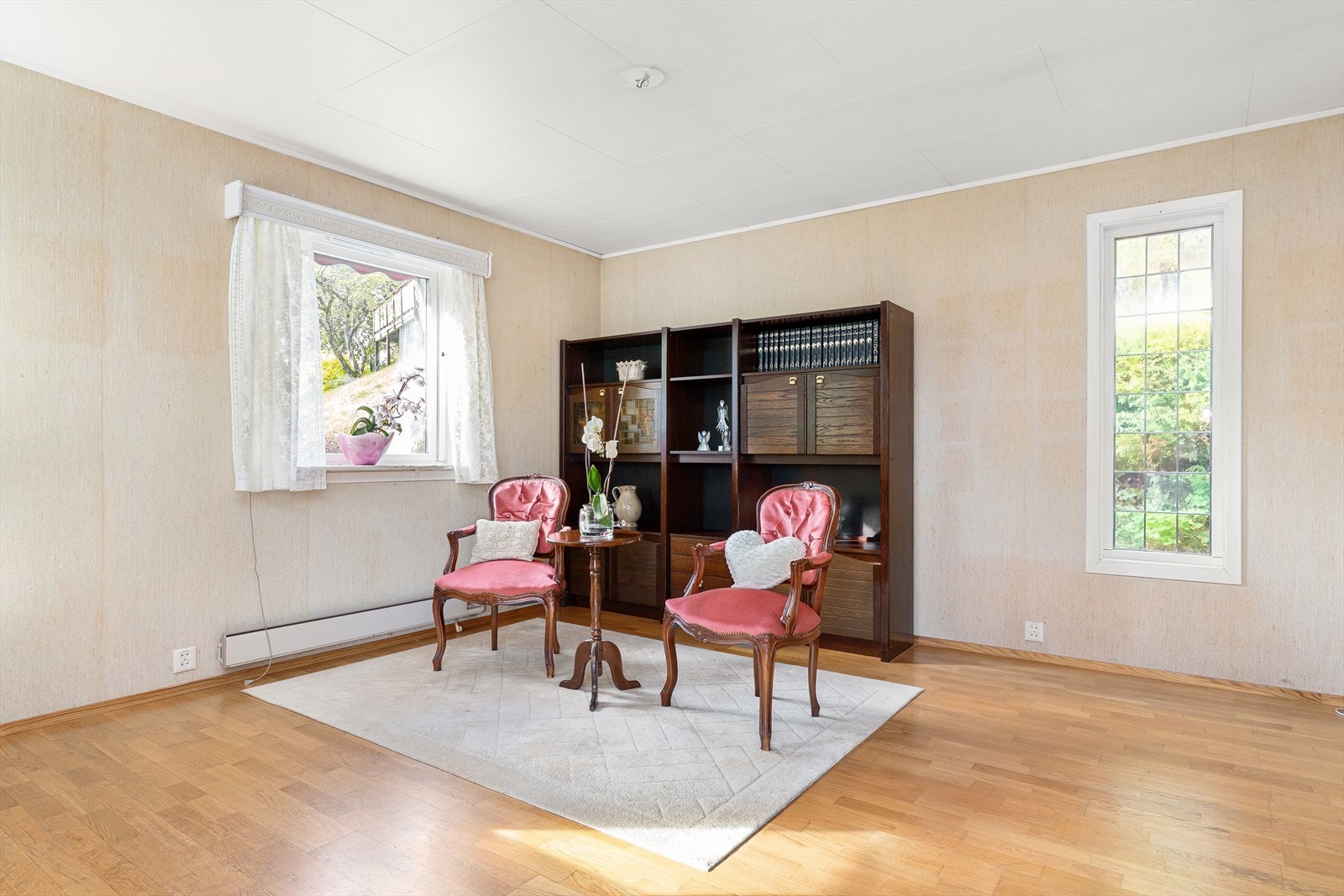 Spisestuedel med praktisk adkomst til kjøkkenet. Galleribilde