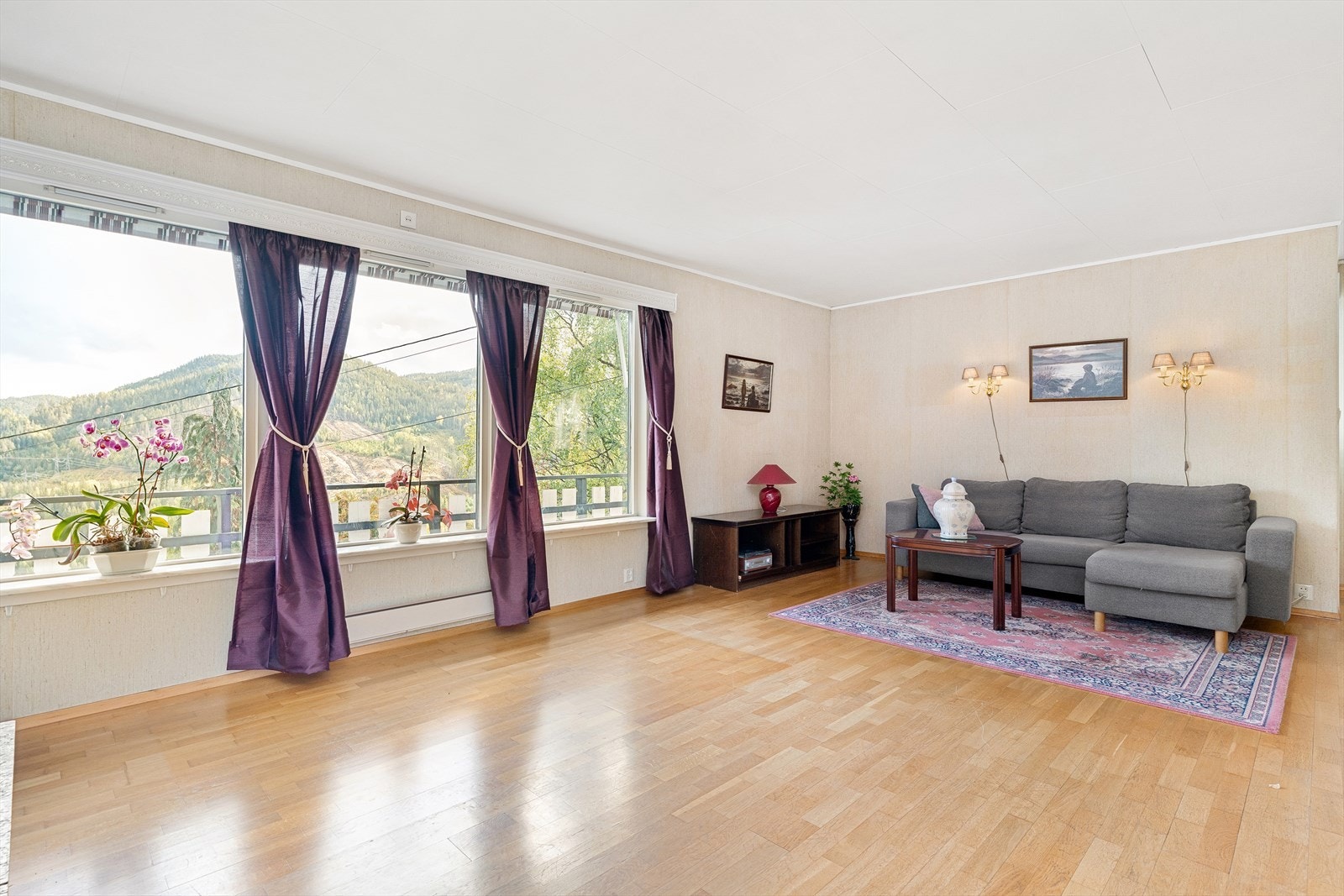 Stor hovedstue med store vindusflater ut mot flott utsikt. Galleribilde