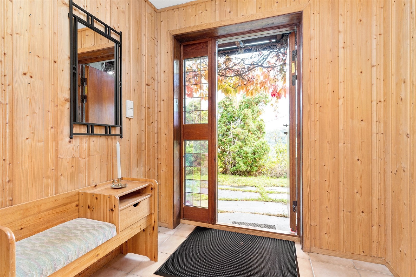 Vindfang i underetasjen med flislagt gulv. Galleribilde