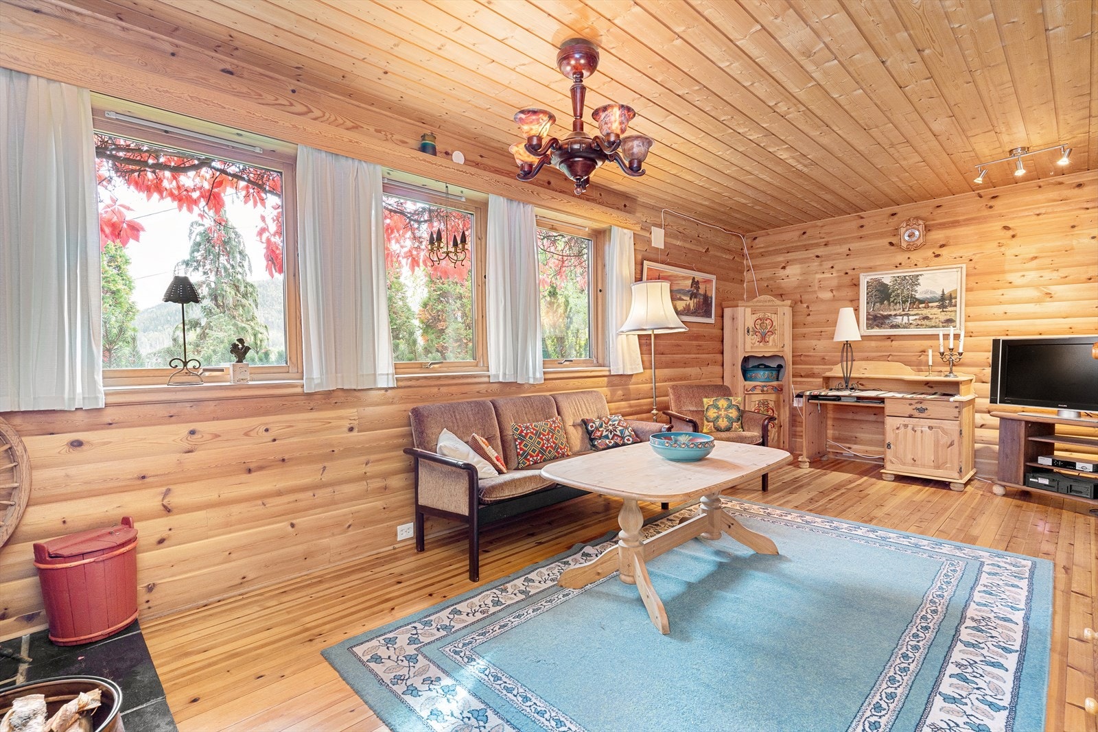 I kjellerstua er det god plass til sofagruppe, og passer fint som en ekstra TV-stue. Galleribilde