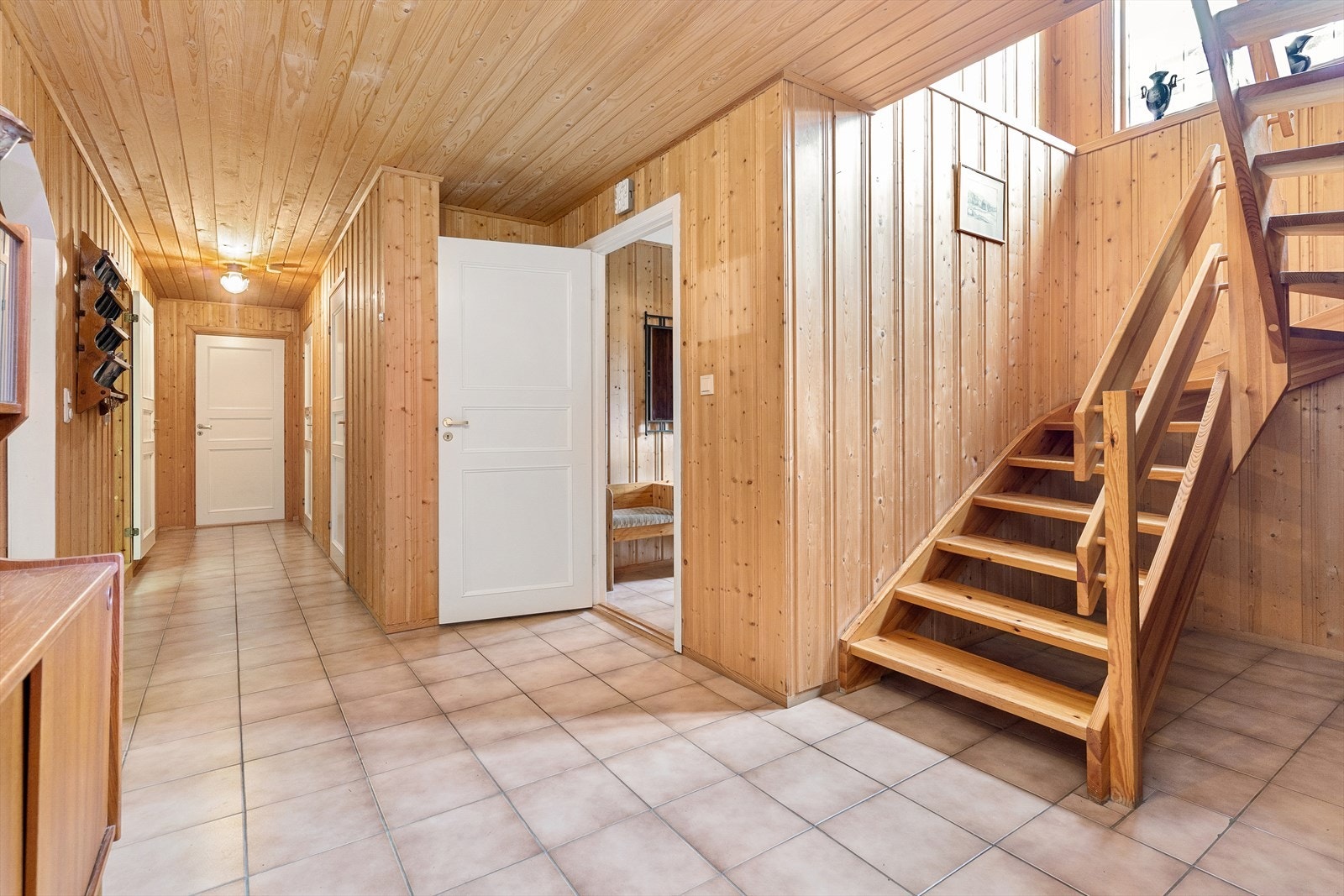 Hallgang i underetasjen har også flislagt gulv og elektrisk gulvvarme. Galleribilde